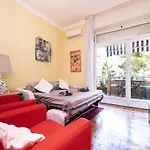 100mq Deluxe - Walk To - Private Parking *