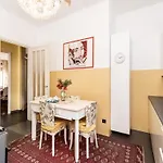 100mq Deluxe - Walk To - Private Parking *
