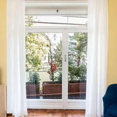 100mq Deluxe - Walk To - Private Parking شقة