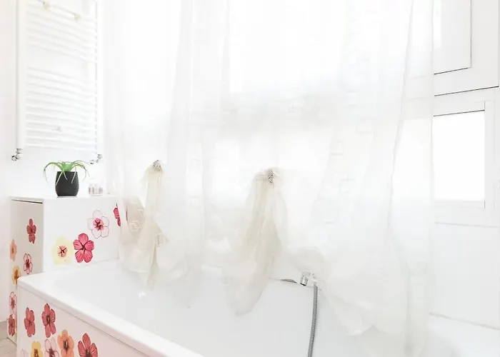 100mq Deluxe - Walk To - Private Parking